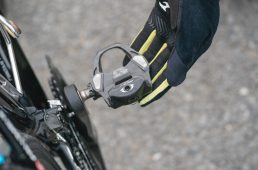 これでもう立ちごけしない！ クリートの外し方