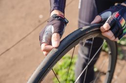 安全・確実・迅速に路上パンク修理する方法