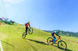 芝生だから怖くない! 新規オープン《アップMTBパークin神鍋》の走り心地