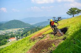 芝生だから怖くない! 新規オープン《アップMTBパークin神鍋》の走り心地