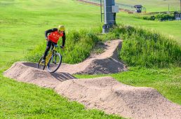 芝生だから怖くない! 新規オープン《アップMTBパークin神鍋》の走り心地