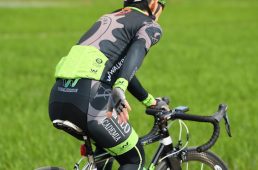 実は正解がない!? ロードバイクの手信号