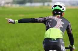 実は正解がない!? ロードバイクの手信号