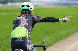 実は正解がない!? ロードバイクの手信号