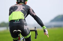 実は正解がない!? ロードバイクの手信号