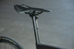 積層見直しで実現したアンダー6kgのディスクロード　キャニオン・アルティメットCFエボディスク10.0LTD