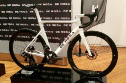 SKピニンファリーナディスク　デローザで人気のエアロロードがさらにエアロに