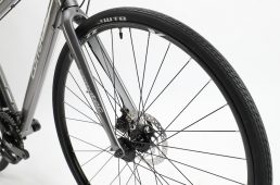 コラテックの日本オリジナルクロスバイク「シェイプ」2020モデル登場