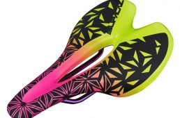 スパカズのショートノーズサドル、チューブレス用バルブ、バルブキャップ、CO2インフレーター