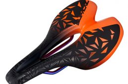 スパカズのショートノーズサドル、チューブレス用バルブ、バルブキャップ、CO2インフレーター