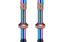 スパカズのショートノーズサドル、チューブレス用バルブ、バルブキャップ、CO2インフレーター