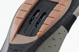 フィジークのアドベンチャーライド向けシューズ「テラ パワーストラップX4」発売