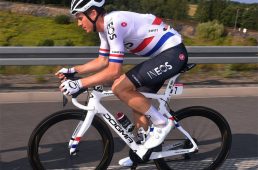 ピナレロ・ドグマ F12 ベン・スウィフト英国チャンピオンカラー