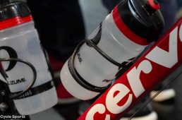 【ユーロバイク速報】カーボンワークス　4g切りのフルカーボンボトルケージ