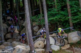 浄蓮の滝を走る男子トップグループ、先頭はアバンチーニ（ブラジル）、２位にシューター（スイス