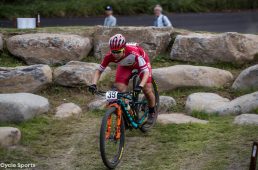 松本がダウンヒルへと入る