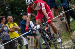 「天木越え」の後の下りを行く、山本幸平