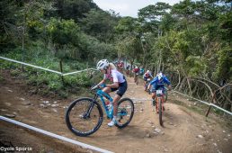 女子レースの序盤から先頭をひた走るネフ