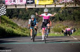 岩島とのスプリントを制した涌本が両手を上げる