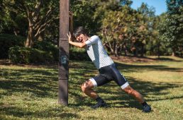 ①全力で鉄柱を押す（びくともしない）