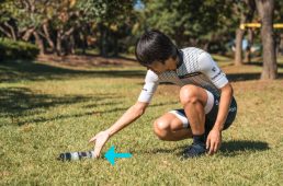 ②地面に転がっているボトルを押す（簡単に動いて移動する）