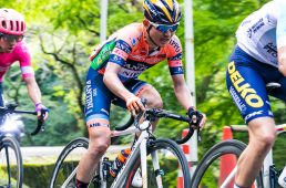 ジャパンカップの最終局面でメイン集団に残る中根