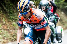 ラスト１周の古賀志、厳しい表情で小集団に食らいつく