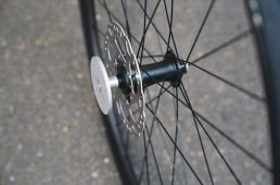 オーストリッチが開発中のブレーキローターを保護する機材