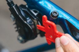 パッドスペーサー挿入の様子