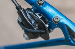 ダミーローターをブレーキキャリパーに取り付けた様子