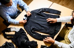 今季の新作、ビジョンウィンタージャケットについて語る二人