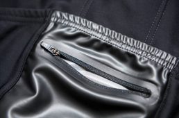 背中の裾部分とポケットの真ん中部分