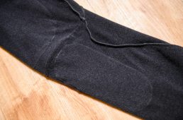 ジャケット同様、ペダリングを妨げるような縫い目が当たらないように設計されている