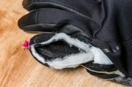 冷えやすい指先部分は中綿二重構造になっており、暖かさを損なわない