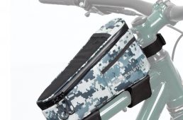 ブラックバーンのバイクパッキングパック「アウトポスト」にデジカモ柄