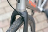 フルカーボンフォークはフロントブレーキケーブルを内装可能。タイヤ