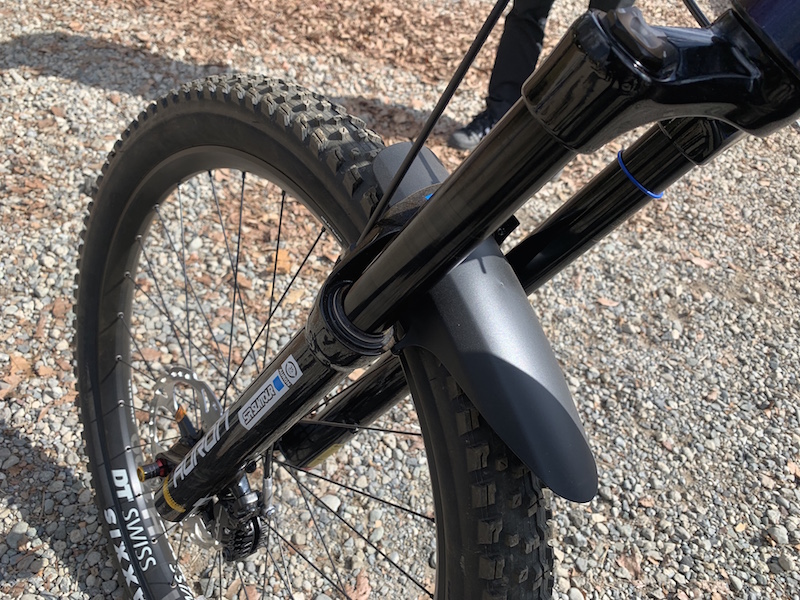 SRサンツアー製のフロントサスペンションフォーク。右手元のリモートレバーからロック機構を操作できる|サイクルスポーツがお届けするスポーツ自転車総合情報サイト|cyclesports.jp SRサンツアー製のフロントサスペンションフォーク。右手元のリモートレバーからロック機構を操作できる|サイクルスポーツがお届けするスポーツ自転車総合情報サイト|cyclesports.jp