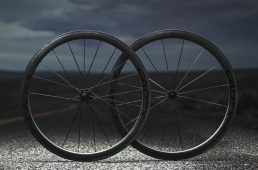 カデックスがロード用のカーボンフックレスリム採用のホイールを発売