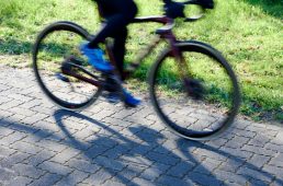 石畳風の道を走る