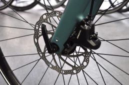 天候に左右されず、安定した制動力を発揮するディスクブレーキ