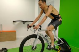 ビオレーサーモーションを受ける高岡さん