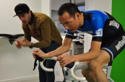 ビオレーサーエアロを受ける高岡さん