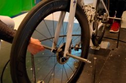 バイクバレー風洞実験施設の自転車取付器具