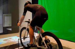 バイクバレー風洞実験施設に入った高岡さん