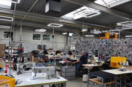 ビオレーサー本社工場での縫製の様子