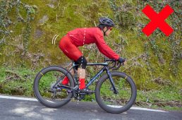 重心位置がバイクの中心から後ろにずれている例