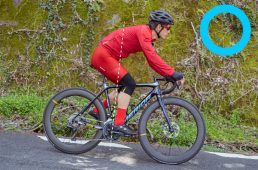 バイクの中心に体の重心位置を合わせることが大切