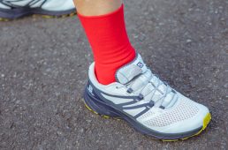 普通の運動靴を履こう