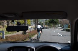車道の適切な位置を自転車で走行したときのドライバー目線からの写真