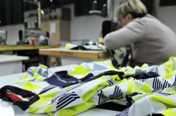 HORIZONTALを仕上げるイタリアの職人